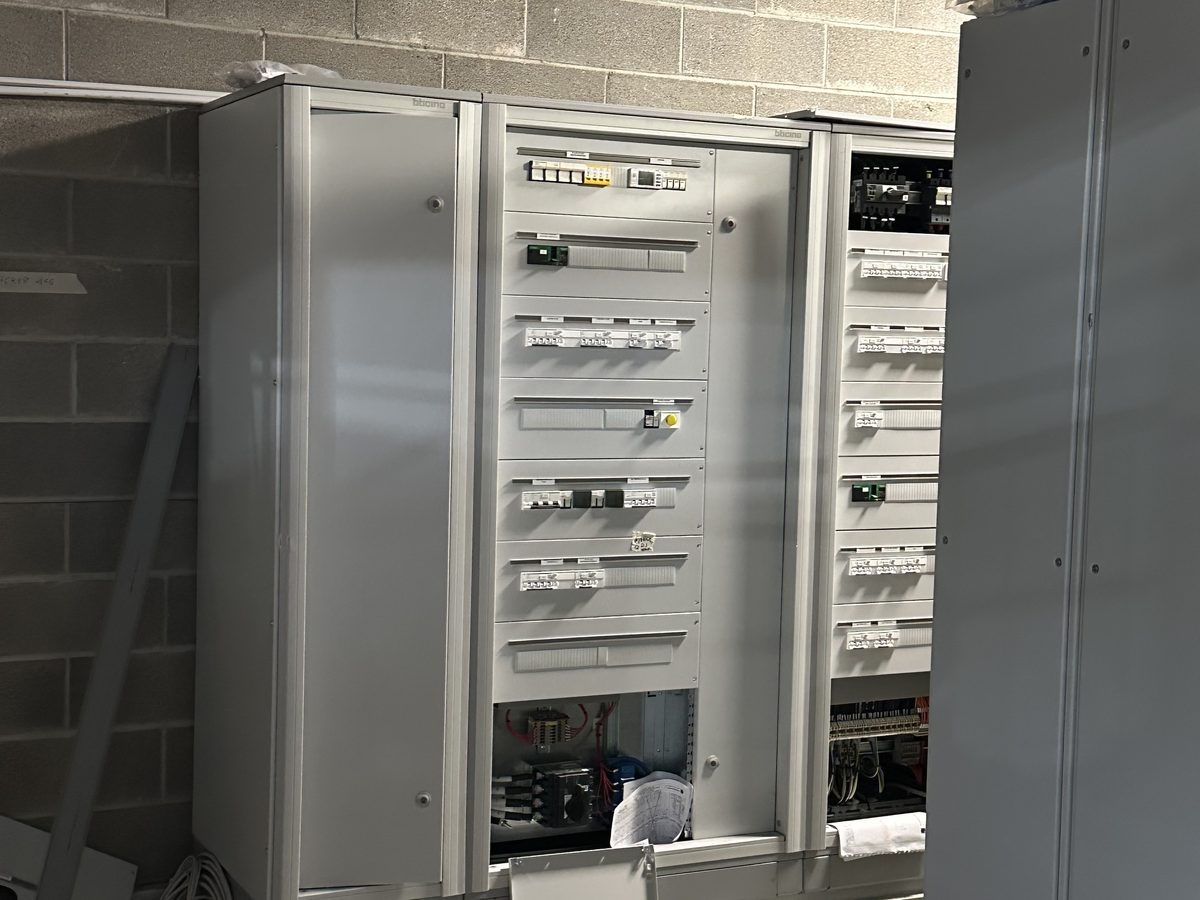Quadri elettrici di distribuzione in allestimento in officina